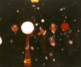 Federico Mañas, ?, Fermín Cabal, Achero Mañas, Javier Puebla, bajo la nieve en el Promenade de Brooklyn Heighs, en febrero de 2008