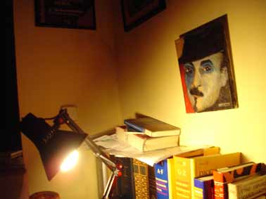 El retrato que me pintó Fernando Tizón, un flexo, diccionarios... mi despacho