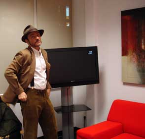Javier Puebla esperando a ser entrevistado por Sánchez Dragó, en Telemadrid. Noviembre 2009