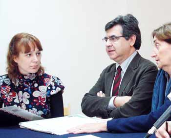 Angela Valvey y Manuel Hidalgo, haciendo público el veredicto del XIX Premio Internacional de novela Luis Berenguer.