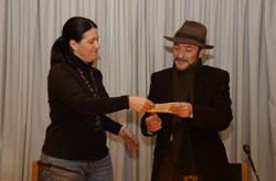 Mirina Cortés Ortega, Concejal Delegada de Educación y Cultura entrega el Premio Vicente Presa a Alberto Delgado, disfrazado para la ocasión con barba postiza y el sombrero de Javier Puebla