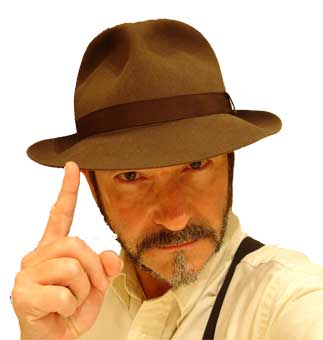 Hombre disfrazado de Javier Puebla, sombrero, tirantes y barba 