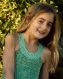 Sara Segundo tiene tres años y nueve meses, "casi cuatro", diría ella extendiendo exactamente cuatro dedos si le preguntásemos, y es que parace que Saruca, como la llaman en casa, tiene ganas de ser mayor.