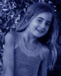 Tiene una boca de un hermoso color, y con todo esto, no es ni guapa ni fea, pero aunque ella aún no es consciente, en su mente empieza a instalarse la horrible idea de que no es bonita.