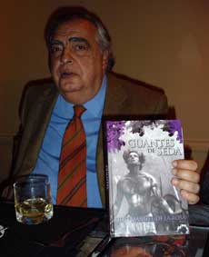 Julio Manuel de la Rosa, autor de la magnífica novela Guantes de seda. "Luis Riera vivió una época donde la apariencia de moralidad impuesta con mano de hierro por la iglesia era terrible, como también lo era la ley de vagos y maleantes. Riera tenía su buena apariencia, un deportista de élite, un campeón de Europa. Eso era la puerta principal de su casa, pero también había una segunda que se abría cada noche y por ella se escapaba furtivo y disfrazado Luis Riera, mister Hyde, transformado en Concha Piquer."