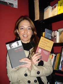 Mari Paz, la jefe de prensa de Barril&Barral, y quien más se curraba la página. (Si se observa en las fotos todo el mundo sale en las fotos con una cerveza en la mano, excepto ella, que lleva los 2 libros de la editorial)