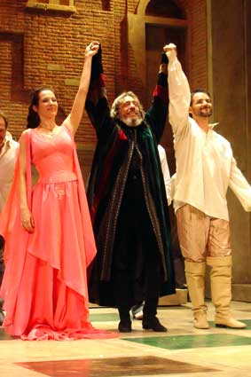 Natalia Millán, Fernando Conde y Jorge Lucas, volando sobre una nube de aplausos entusiasmados en el estreno de EL MERCADER DE VENECIA, TEATRO INFANTA ISABEL. MAD MADRID.