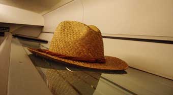 El sombrero viajero, cualquiera que lo lleve o utilice se convierte en Javier Puebla. No es magia, pero si el "prestigio", como se le llama en ilusionismo.