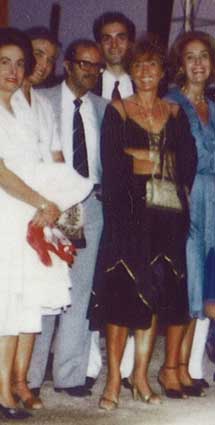 La imagen es un fragmento de una foto tomada en el 25 aniversario de mis padres. Mi tío Fernando es el de gafas, a su lado está mi tía Maribel y a su lado mi madre. En el otro extremo alguien a quien también quise mucho: mi tía Mana. Y detrás mi prima Isabel Rabanal y mi hermano, mi único y amado hermano.