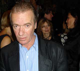 Martin Amis, y al fondo muchas muchas mujeres.