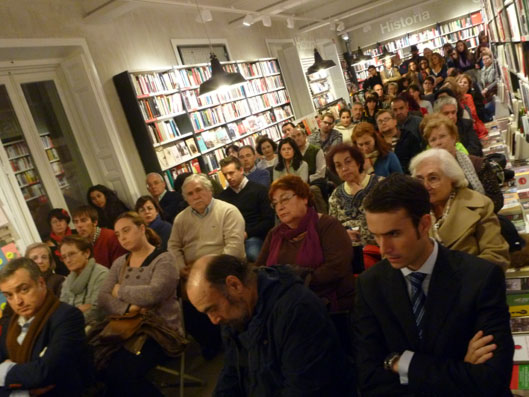 el público en la presentación de la editorial Playa de Akaba