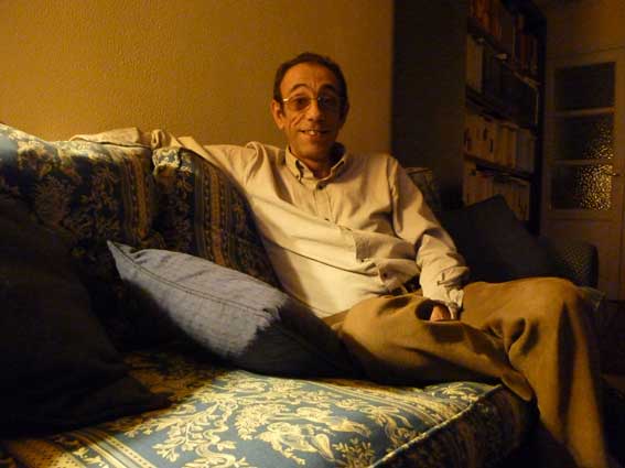 Alejandro Pérez-Prat en enero de 2014 retratado por Daniel Fénix en el mítico sofá del Taller3Estaciones y la Editorial Haz Milagros. Copyright: Javier Puebla