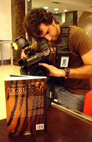 Jon Mijares, mira a El Tigre, y yo le miro a él, a su cámara y a la también fantástica contraportada del libro realizada por Fernando Chiralt, ese artista.