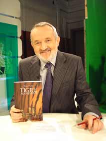 David Barbero. Siempre estaré en deuda con él por la maravillosa entrevista que me hizo para ETB. Me sentí como Julio Cortázar, Pessoa y el mismísimo Javier Puebla durante treinta y un minutos que, de tan sinceros y relajados, me parecieron eternos.