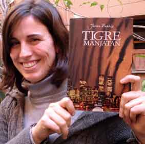 MaríaFernándezMelero, paseando a un Tigre por Sevilla